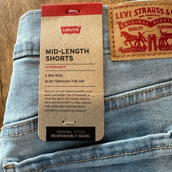 NWT Levi's Mid Rise Mid Length Rolled Cuff Stretch Denim Shorts light Wash - Picture 4 of 6